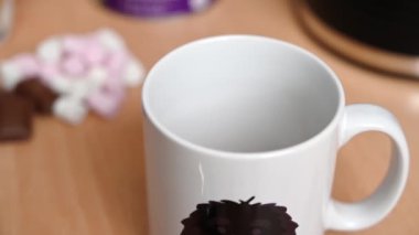 Kakao tozu bardağa eklenirken yavaş hareket et..