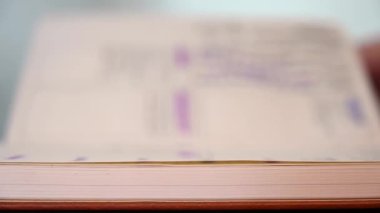 KAPALI KAPALI Deri kaplı bir kitabın sığ odak noktasını kapat.