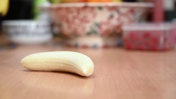 Slow Motion Bocznie Przesuwne Ujęcie Obranego Banana Płytkie Skupienie — Wideo stockowe