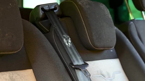 洗涤剂喷在汽车座椅安全带上的模具上 这个安全带已经用了几个月了 — 图库视频影像