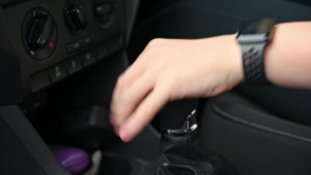 靠近时 女用手检查齿轮杆是否处于中性状态 — 图库视频影像
