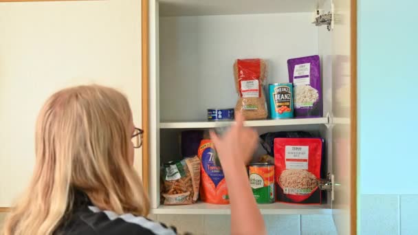 Richmond Kuzey Yorkshire Ngiltere Haziran 2020 Mutfak Dolabını Yiyeceklerle Dolduran — Stok video