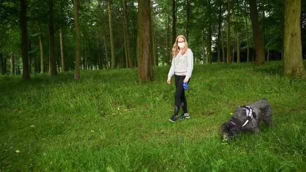 Kvinna Bär Ppe Ansiktsmask Och Går Svart Labradoodle Hund Längs — Stockvideo