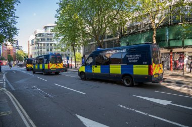 LONDON - 29 Mayıs 2021: Londra caddesinde üç Polis Bölgesel Destek Grubu minibüsü