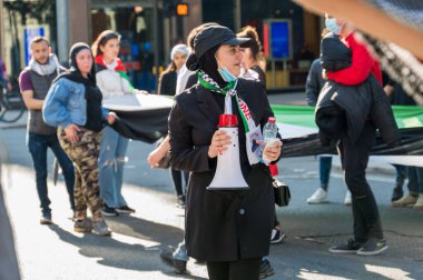 LONDON - 29 Mayıs 2021: Holborn Metro İstasyonu 'nun dışındaki Filistin Özgürlüğü protestosunda kadın protestocu