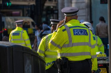 LONDON - 29 Mayıs 2021: Yüksek görüş mesafesi olan İngiliz polis memuru cep telefonu kullanıyor