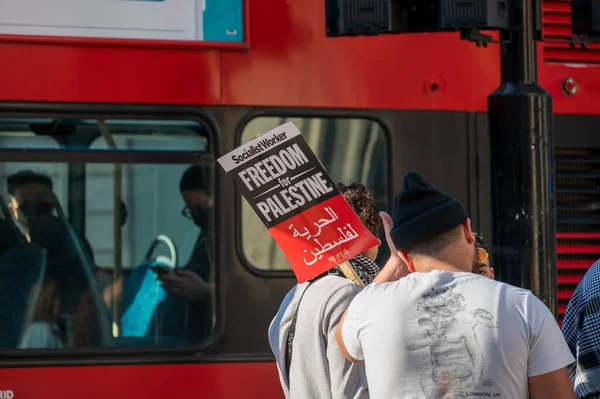 Londres Mai 2021 Manifestant Tient Une Pancarte Devant Bus Rouge — Photo