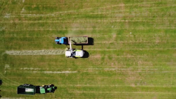 Εναέρια Drone Overhead Πυροβόλησε Την Παρακολούθηση Ενός Ελκυστήρα Τραβώντας Ένα — Αρχείο Βίντεο
