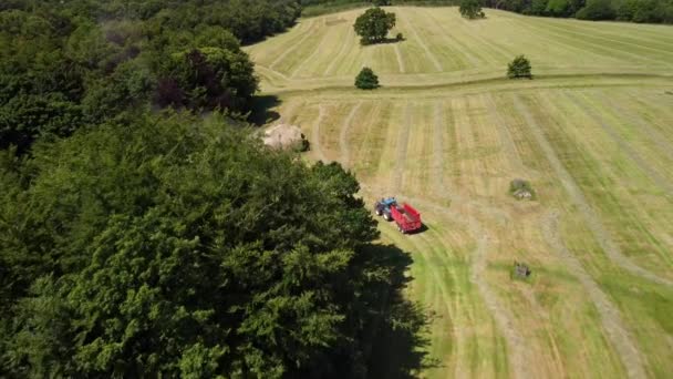 Aerial Drone Tracking Shot Ciągników Ciągnących Przyczepy Kombajn Pastewny Zbierający — Wideo stockowe