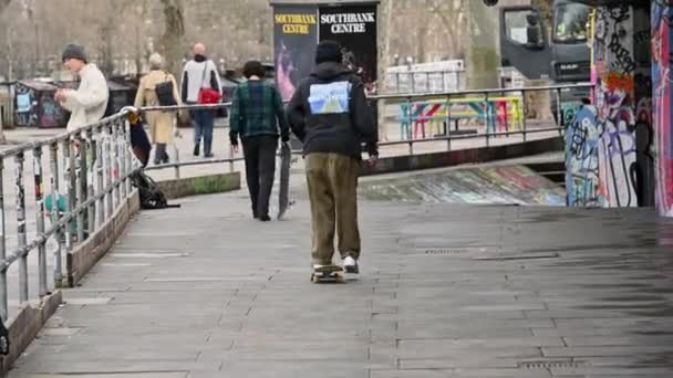 London March 2020 Skateboarder Skating Away Camera Rejoin His Friend — Stock videók