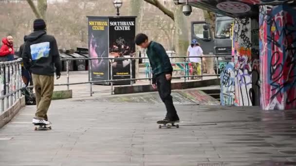 London March 2020 Group Friends Practising Skateboarding Skate Park South — Vídeo de Stock