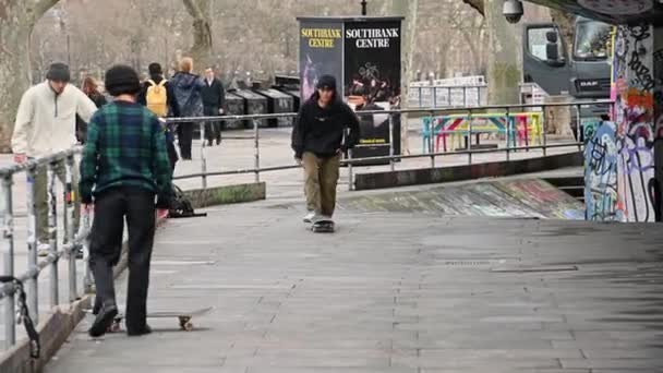 London March 2020 Friends Practising Skateboarding Skate Park South Bank — Vídeo de Stock