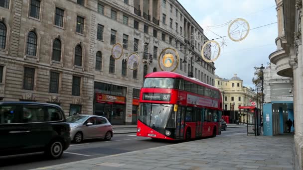 2020年11月3日 红色伦敦双层巴士和黑色伦敦出租车上方的圣诞装饰灯在伦敦斯特兰德停下 — 图库视频影像