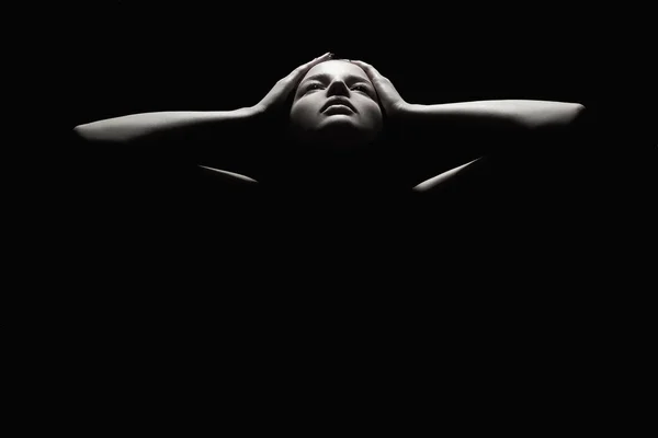 Meisje houdt van het gezicht als een mask.woman lichaam silhouet — Stockfoto