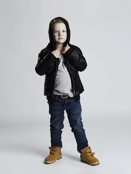 Vicces child.fashionable boy.stylish kisgyerek sárga cipő — Stock Fotó