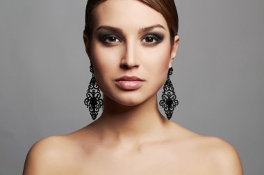 moda takı kız portresi. güzel seksi kadın