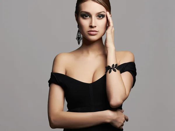 Giovane bella donna sexy. Bellezza ragazza con i capelli corti e make-up.elegant signora in abito nero e gioielli — Foto Stock