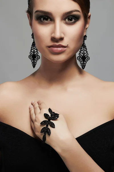 Joven hermosa sexy woman.Beauty chica en vestido negro y joyas —  Fotos de Stock