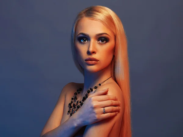 Sexuella vackra blonda kvinnan i jewelry.fashion konst foto av eleganta nakenmodell i de ljusa färgade spotlights — Stockfoto