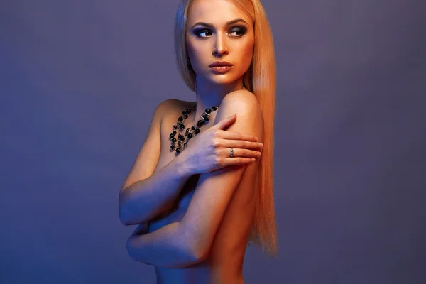 Sexuella vackra blonda kvinnan i jewelry.fashion konst foto av eleganta nakenmodell — Stockfoto