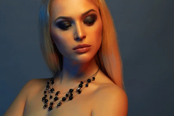 Sex frumos blonda femeie în bijuterie.fashion arta fotografie de model nud elegant în lumina reflectoarelor colorate — Fotografie, imagine de stoc