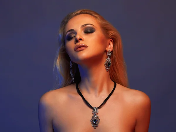 Sex frumos blonda femeie în jewelry.fashion model în lumina reflectoarelor de culoare deschisă — Fotografie, imagine de stoc