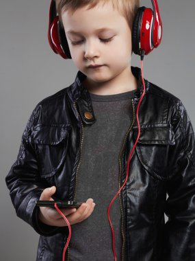 küçük çocuk headphones.handsome çocuk müzik dinleme