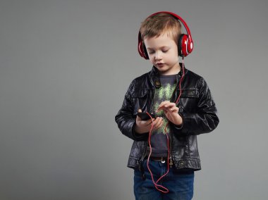 küçük çocuk headphones.handsome çocuk müzik dinleme
