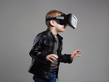 sanal gerçeklik bardaklarda Oyun oynayan küçük çocuk. 3D Vr gözlük