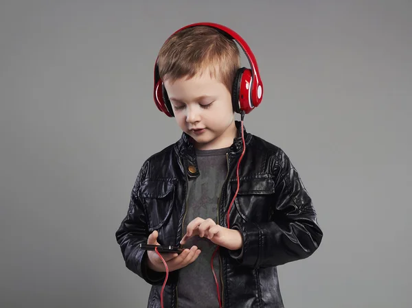 Mały chłopiec w headphones.handsome dziecko słuchania muzyki — Zdjęcie stockowe