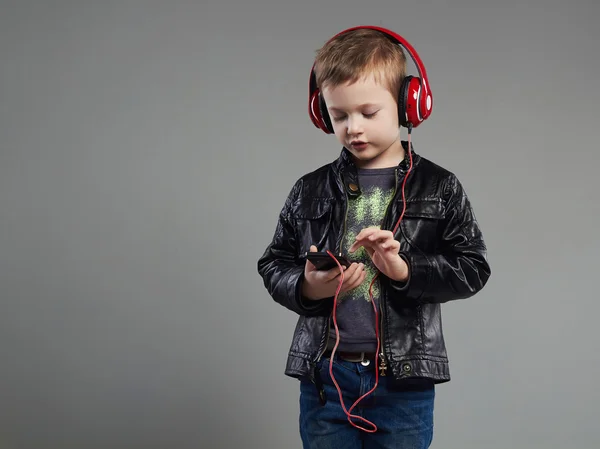 Little boy in headphones.handsome child listening music — Stock Photo, Image