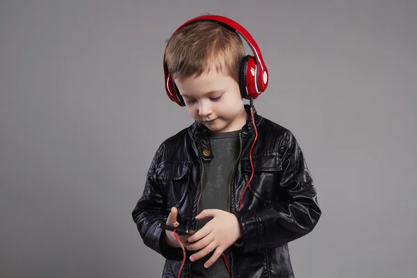 Menino elegante em headphones.handsome criança ouvir música — Fotografia de Stock