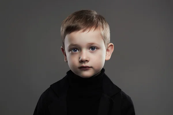 Çocuk moda portre. yakışıklı küçük çocuk — Stok fotoğraf