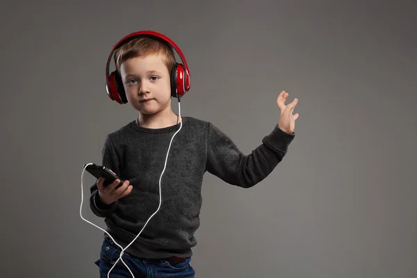 Engraçado dançando child.little menino em headphones.fashionable garoto ouvir música — Fotografia de Stock
