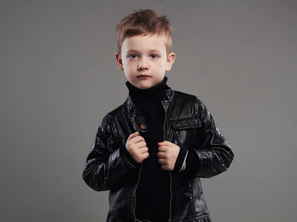 Bambino alla moda in cappotto di pelle.Ragazzino elegante. primavera fashion.funny 6 anni bambino — Foto Stock