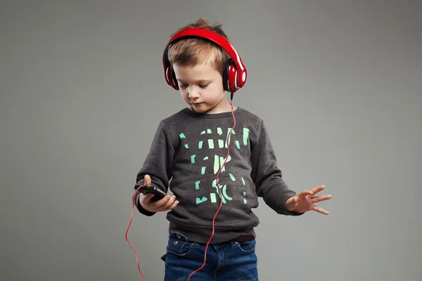 Забавный child.little boy in headphones.fashionable kid listening music — стоковое фото