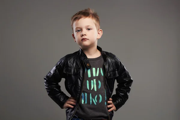 Criança de casaco de couro . — Fotografia de Stock