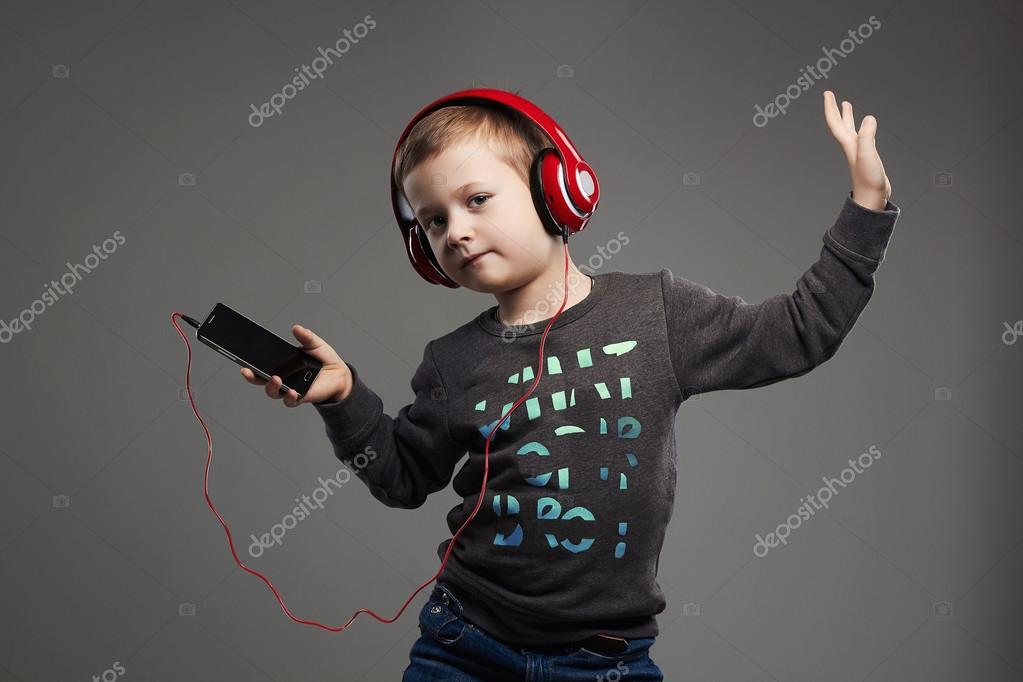 слушание музыки дети. мультяшная дети играют на музыкальных инструментах. веселые дети. малыши танцуют. слушать музыку картинка для детей.