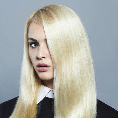 Genç sarışın kadın.