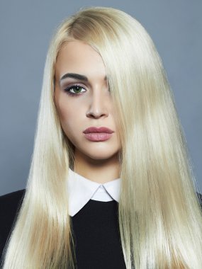 Genç sarışın kadın.