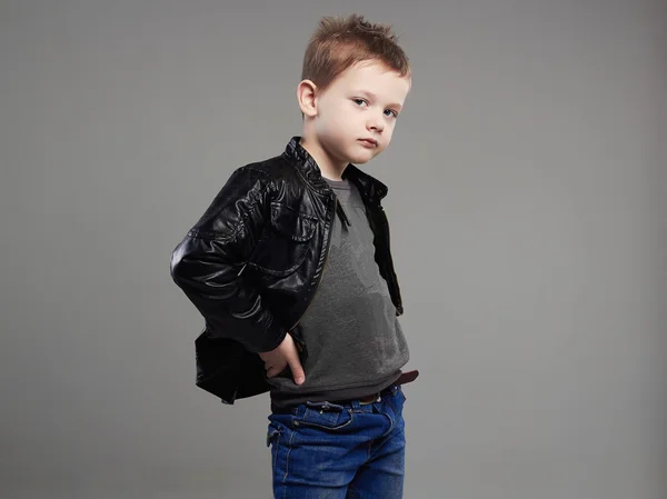 Enfant en manteau de cuir . — Photo