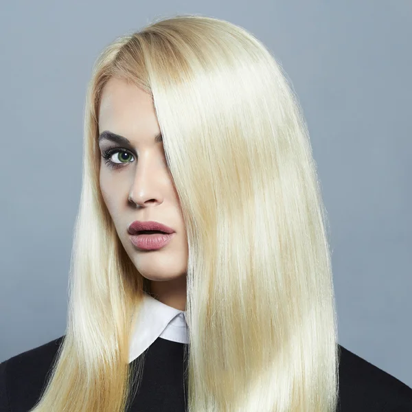 Genç sarışın kadın.