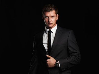 Takım Elbiseli Yakışıklı Adam 