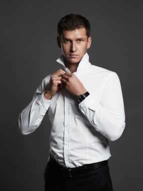 Beyaz gömlekli adam..