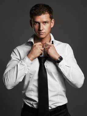 Genç acımasız adam kravat.