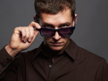 yakışıklı erkek güneş gözlüğü. 