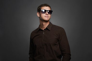 yakışıklı erkek güneş gözlüğü. 