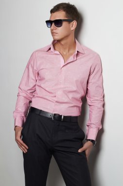 pembe tişört erkekte 