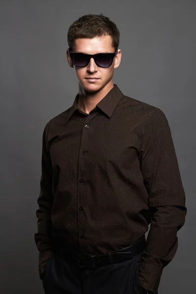 Hombre guapo en gafas de sol . — Foto de Stock
