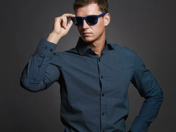 Handsome man in sunglasses. — Stock Photo, Image